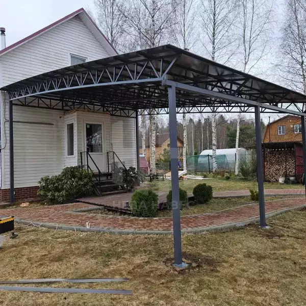 Примыкающий навес для дачи с крышей из поликарбоната