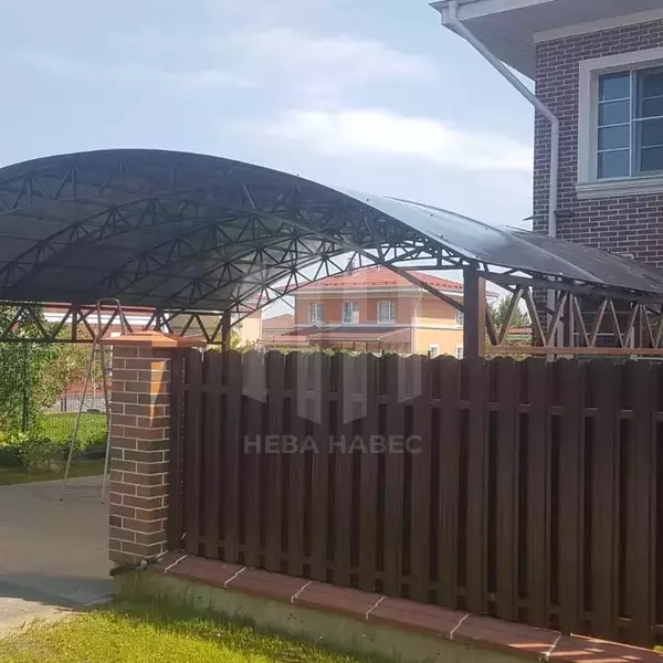 Навес с арочной кровлей из сотового поликарбоната