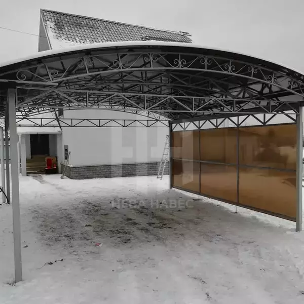 арочный навес с боковой стенкой